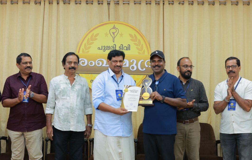 ടൈറ്റസ് ആറ്റിങ്ങലിന് പുലരി ടി വിയുടെ പുരസ്കാരം