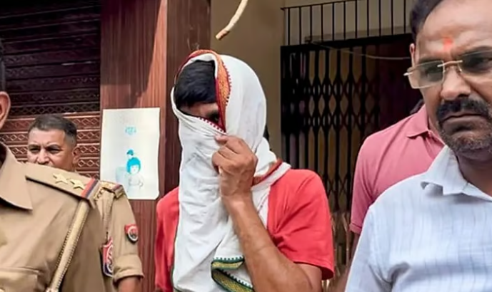 സോക്സിലും വസ്ത്രത്തിനുള്ളിലും പണം! അയോധ്യയില് നടന്ന കൊള്ളയുടെ സിസിടിവി ദൃശ്യങ്ങള് കണ്ടെത്തി