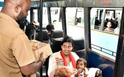 വരുമാനത്തിന് മറ്റു മാര്‍ഗങ്ങള്‍ തേടണമെന്ന് മന്ത്രി; അച്ചപ്പവും കുഴലപ്പവും വിറ്റ് സ്വകാര്യ ബസ് ജീവനക്കാരുടെ പ്രതിഷേധം