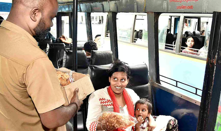 വരുമാനത്തിന് മറ്റു മാര്‍ഗങ്ങള്‍ തേടണമെന്ന് മന്ത്രി; അച്ചപ്പവും കുഴലപ്പവും വിറ്റ് സ്വകാര്യ ബസ് ജീവനക്കാരുടെ പ്രതിഷേധം