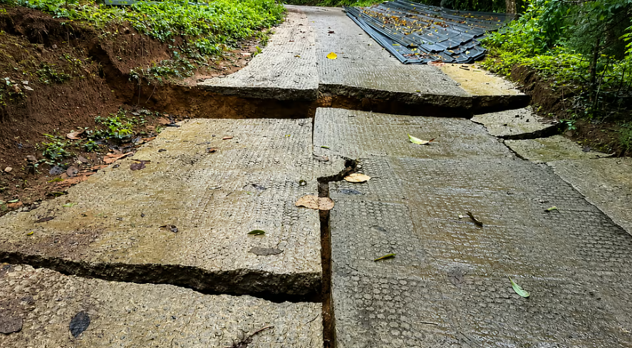 മണ്ണിടിച്ചിൽ ഭീഷണി: മൂന്നാർ യാത്ര ഒഴിവാക്കണമെന്ന് വിനോദസഞ്ചാരികളോട് ജില്ലാ കലക്ടർ