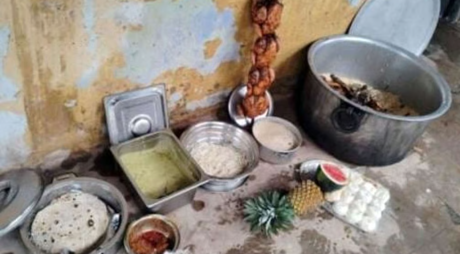 പഴകിയ ഷവായി, മന്തി റൈസ്, കോളിഫ്ളവര്…; ആരോഗ്യ വകുപ്പിന്റെ മിന്നല് റെയ്ഡ്, ഹോട്ടലുകള്ക്ക് നോട്ടീസ്