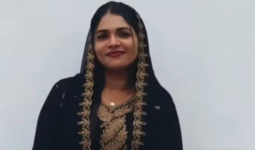 വീടിന്റെ സ്റ്റെയര്‍കേസില്‍ തൂങ്ങിയ നിലയില്‍, രക്തം വാര്‍ന്നൊഴുകി യുവതിയുടെ മൃതദേഹം; കൊലപാതകമെന്ന് കുടുംബം