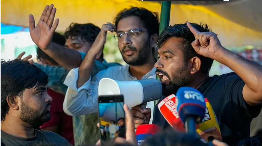 കോക്രോച്ച് ജനതാ പാർട്ടി സ്ഥാപകൻ അഭിജീത് ദിപ്കെ അനിശ്ചിതകാല നിരാഹാര സമരത്തിൽ