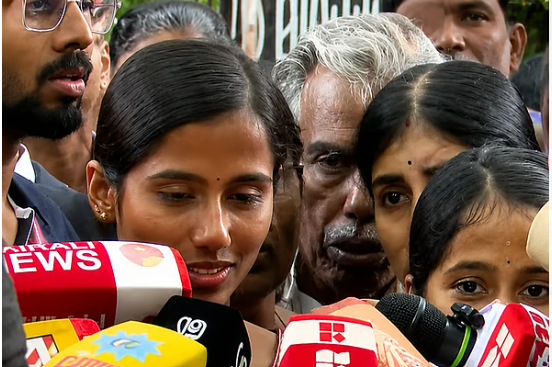 ‘തൂക്കുകയർ നൽകിയതിൽ സന്തോഷം, അവിടെയില്ലാത്തതിനാലാണ് ഞാൻ രക്ഷപ്പെട്ടത്’; കോടതിയിൽ വിശ്വാസമുണ്ടായിരുന്നുവെന്ന് സുധാകരൻറെ മക്കൾ