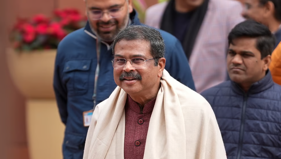 ‘പാറ്റകള്‍’ ലക്ഷ്യം കണ്ടു; ധര്‍മേന്ദ്ര പ്രധാന്‍ രാജിവച്ചു