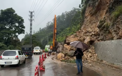 മൂന്നാറിൽ റോഡിലേക്ക് വൻ പാറക്കല്ലുകൾ പതിച്ചു; ഒഴിവായത് വൻ ദുരന്തം, വീണ്ടും മണ്ണിടിച്ചിൽ ഭീഷണി