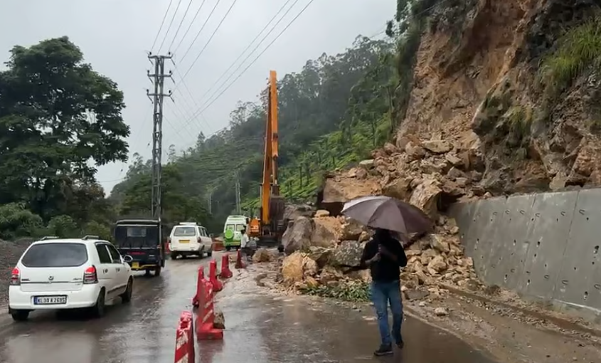 മൂന്നാറിൽ റോഡിലേക്ക് വൻ പാറക്കല്ലുകൾ പതിച്ചു; ഒഴിവായത് വൻ ദുരന്തം, വീണ്ടും മണ്ണിടിച്ചിൽ ഭീഷണി