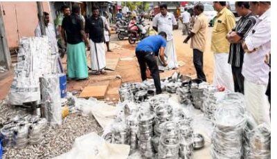 കൊല്ലത്ത് അലൂമിനിയവും സ്റ്റീലും ആണെന്നു തെറ്റിദ്ധരിപ്പിച്ചു വിറ്റത് മറ്റേതോ ലോഹ പാത്രങ്ങൾ; വഴിയോരക്കച്ചവടം തടഞ്ഞു