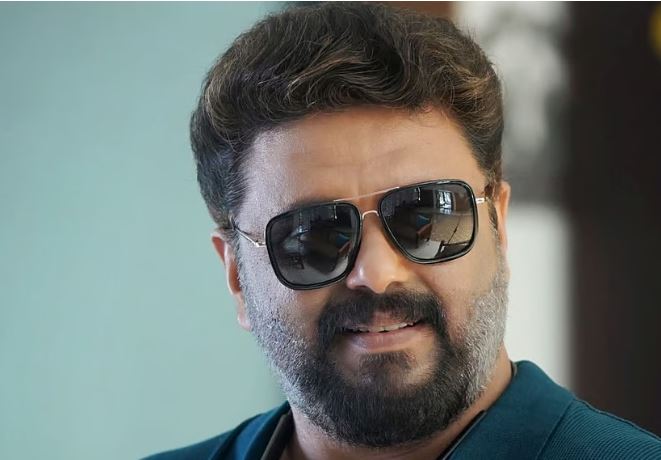 സെറ്റിലെ പലക പാളി തകർന്നുവീണു; സംവിധായകൻ എം എ നിഷാദിന് പരിക്ക്