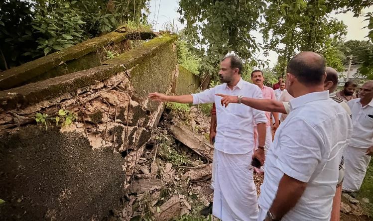 പഴശ്ശി കനാലിന്റെ ഓവർഹെഡ് ഇടിഞ്ഞുവീണു; ആളൊഴിഞ്ഞ സമയമായതിനാൽ ഒഴിവായത് വൻ ദുരന്തം
