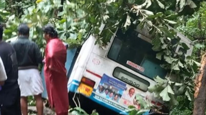 പോത്തുണ്ടിയിൽ കെഎസ്ആർടിസി ബസ് താഴ്ചയിലേക്ക് മറിഞ്ഞു: രണ്ട് മരണം; നിരവധി പേർക്ക് പരിക്ക്