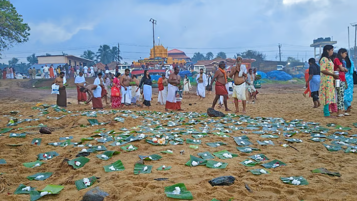 കർക്കടക വാവുബലി: തൃക്കണ്ണാട് ക്ഷേത്രത്തിൽ കനത്ത മഴയത്തും പിതൃതർപ്പണത്തിനായി ആയിരങ്ങളെത്തി