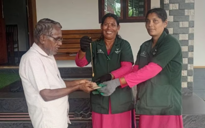മാതൃകയായി കമലയും മമതയും; മാലിന്യങ്ങൾക്കിടയിൽ നിന്ന് ലഭിച്ച രണ്ട് പവൻ സ്വർണവും പണവും തിരികെ നൽകി