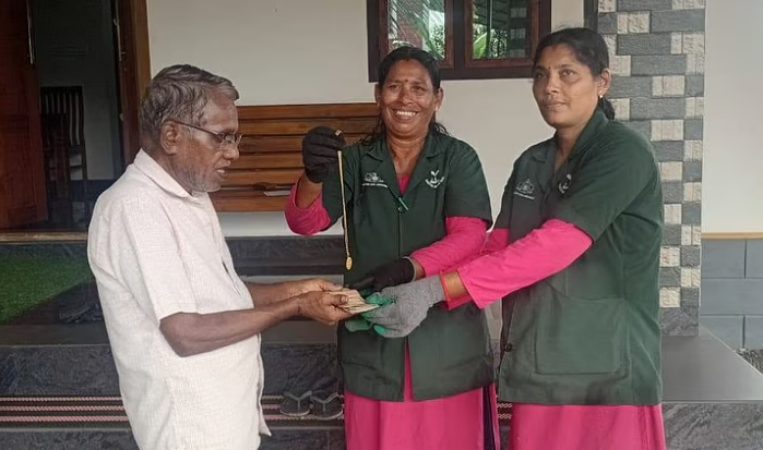 മാതൃകയായി കമലയും മമതയും; മാലിന്യങ്ങൾക്കിടയിൽ നിന്ന് ലഭിച്ച രണ്ട് പവൻ സ്വർണവും പണവും തിരികെ നൽകി