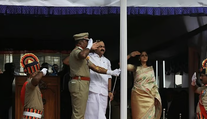 സ്വാതന്ത്ര്യദിനാഘോഷത്തിൽ വന്ദേമാതരം ഒഴിവാക്കി; വിവാദം രാഷ്ട്രീയ നേട്ടമാക്കി മുഖ്യമന്ത്രി വി ഡി സതീശൻ