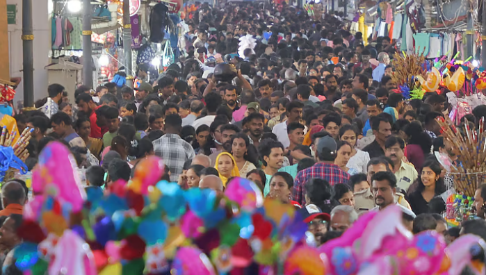 ഓണം കെങ്കേമമാക്കാന്‍ ‘ഓട്ടപ്പാച്ചില്‍’; ഇന്ന് ഉത്രാടത്തിന്റെ ഐശ്വര്യം