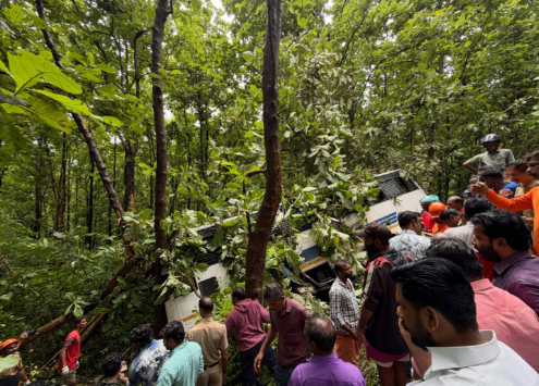 നെല്ലിയാമ്പതി ചുരത്തിൽ ബസ് അപകടം; ഒരു മരണം, രണ്ടുപേരുടെ നില ഗുരുതരം