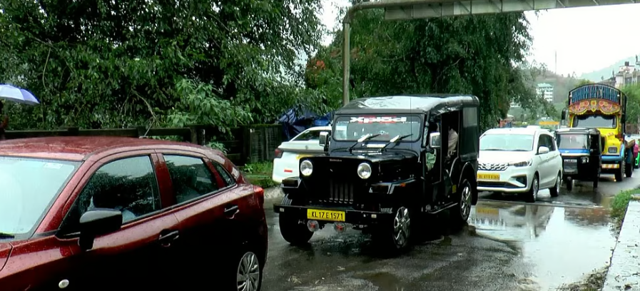 ദേശീയപാത അടഞ്ഞു: മൂന്നാറിലേക്കുള്ള യാത്ര ഒരൊറ്റ പാലത്തിലൂടെ; ഗതാഗതക്കുരുക്കിൽ ശ്വാസംമുട്ടി ടൗൺ