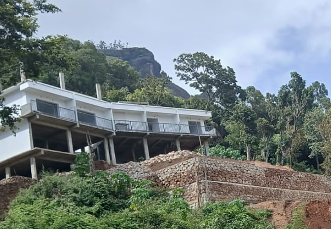 ചിന്നക്കനാലിൽ നിർമ്മാണത്തിലിരുന്ന കെട്ടിടം ശക്തമായ മഴയിൽ ഇടിഞ്ഞു താണു: 15 കുടുംബങ്ങൾ ഭീതിയിൽ