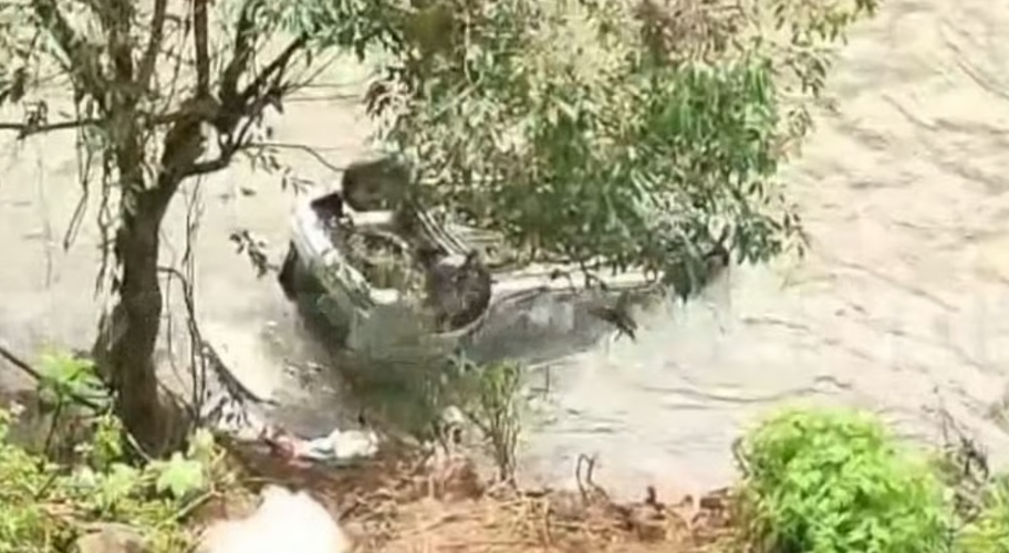 നിയന്ത്രണം വിട്ട കാര്‍ തോട്ടിലേക്ക് മറിഞ്ഞു, ഒരാള്‍ മരിച്ചു; ഒരാളുടെ നില ഗുരുതരം