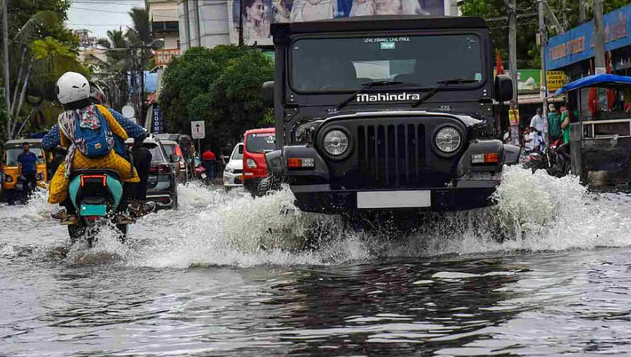 ഔദ്യോഗിക വാഹനം കോടതി ജപ്തി ചെയ്തു; ദുരിതാശ്വാസ പ്രവര്‍ത്തനങ്ങള്‍ക്ക് ടിപ്പര്‍ ലോറിയില്‍ പാഞ്ഞെത്തി തഹസില്‍ദാര്‍