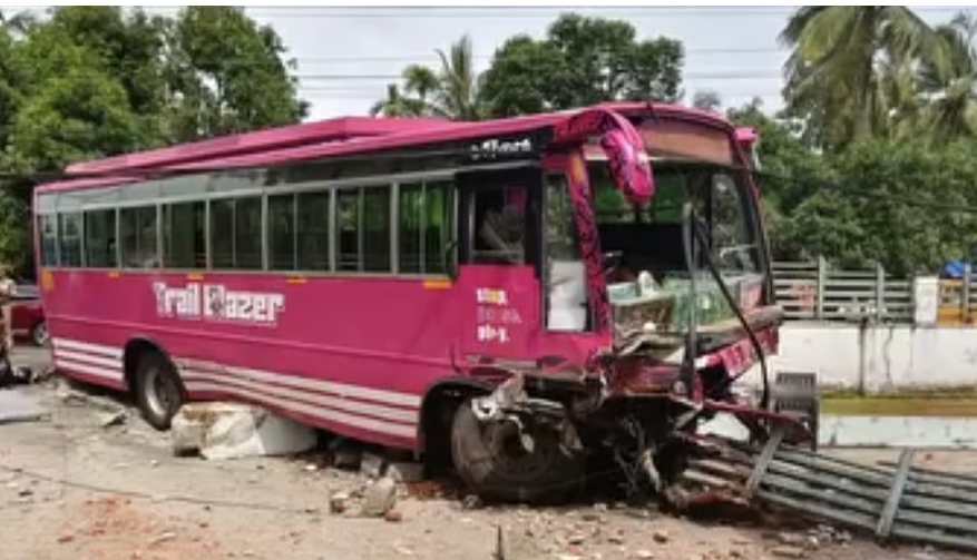 കുന്നംകുളത്ത് നിയന്ത്രണം നഷ്ടപ്പെട്ട സ്വകാര്യ ബസ് അഞ്ച് വാഹനങ്ങളിൽ ഇടിച്ചു കയറി; രണ്ട് മരണം
