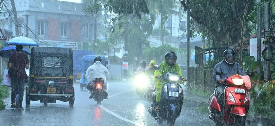 തീവ്ര ന്യൂനമർദ്ദം രൂപപ്പെട്ടു; ഇന്നും നാളെയും ശക്തമായ മഴ , 8 ജില്ലകളിൽ ജാഗ്രതാ നിർദ്ദേശം