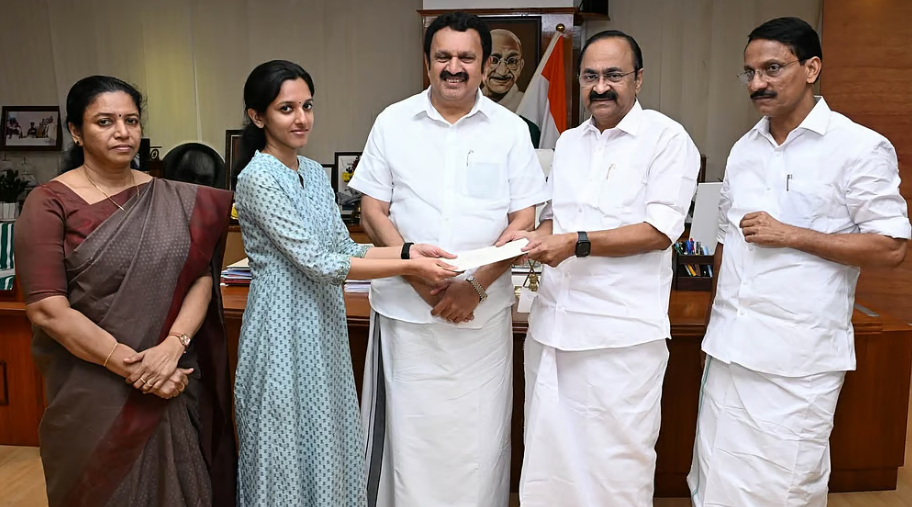 നവീന്‍ ബാബുവിന്റെ മകള്‍ക്ക് സര്‍ക്കാര്‍ ജോലി; നിയമന ഉത്തരവ് കൈമാറി മുഖ്യമന്ത്രി വിഡി സതീശന്‍