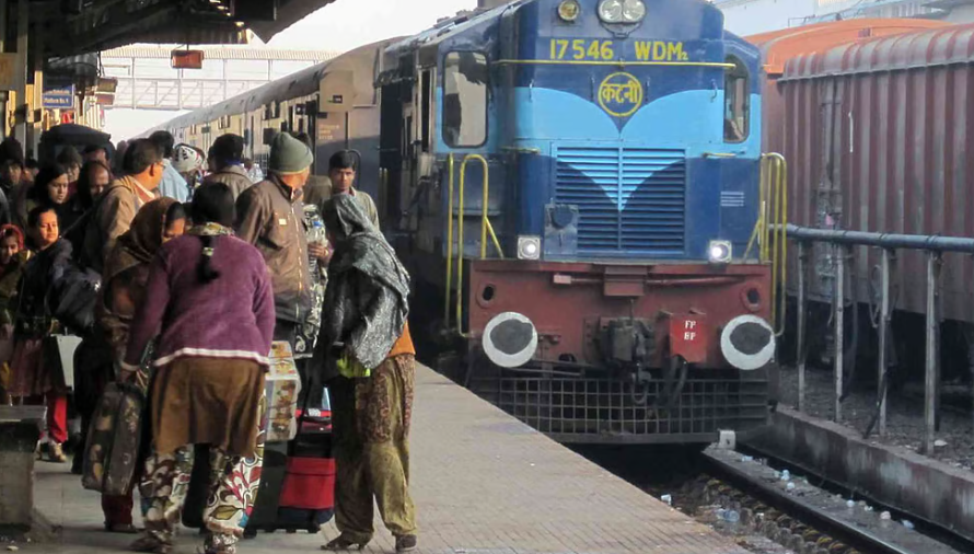 ചികിത്സിക്കാന്‍ പണമില്ല; അമ്മയെ ട്രെയിനിന് മുന്നില്‍ തള്ളിയിട്ട് കൊന്ന് മകന്‍