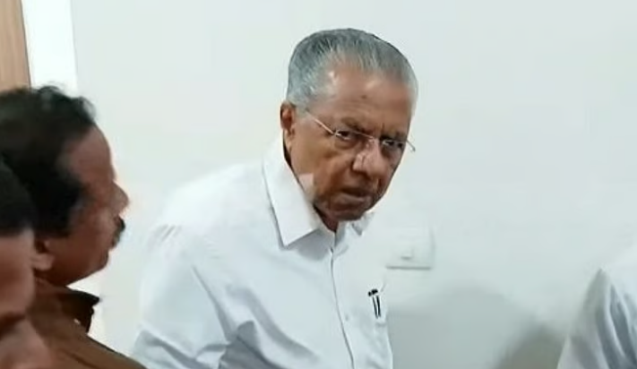 ‘പുറത്ത് നില്‍ക്കടോ അങ്ങോട്ട്, നിങ്ങളെന്താ ബാത്ത് റൂമിലേക്ക് വരികയാണോ?’; മാധ്യമങ്ങളോട് ക്ഷുഭിതനായി പിണറായി