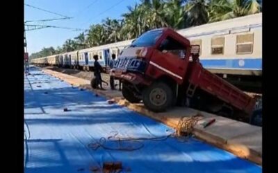 മുക്കാളി റെയിൽവേ സ്റ്റേഷനില്‍ ട്രാക്കിലേക്ക് ടിപ്പര്‍ മറിഞ്ഞു; ട്രെയിന്‍ ഗതാഗതം സ്തംഭിച്ചു