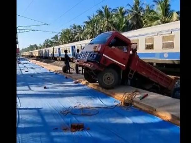 മുക്കാളി റെയിൽവേ സ്റ്റേഷനില്‍ ട്രാക്കിലേക്ക് ടിപ്പര്‍ മറിഞ്ഞു; ട്രെയിന്‍ ഗതാഗതം സ്തംഭിച്ചു