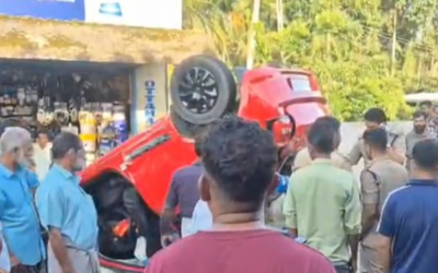 മേൽപ്പാലത്തിൽനിന്ന് കാർ സർവീസ് റോഡിലേക്ക് പതിച്ചു; നാലുപേർക്ക് പരിക്ക്, ഒരാളുടെ നില ഗുരുതരം