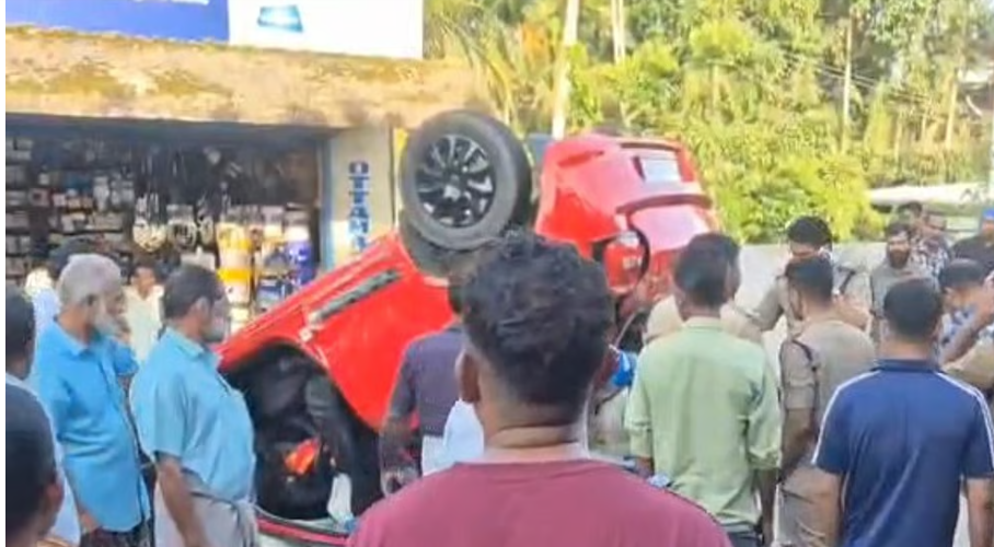 മേൽപ്പാലത്തിൽനിന്ന് കാർ സർവീസ് റോഡിലേക്ക് പതിച്ചു; നാലുപേർക്ക് പരിക്ക്, ഒരാളുടെ നില ഗുരുതരം