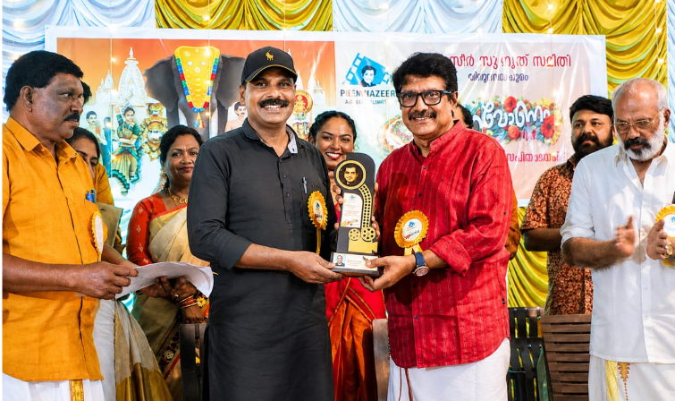 പ്രേംനസീർ  ബഹുമുഖ ചലച്ചിത്ര പ്രതിഭാ പുരസ്കാരം ഏറ്റുവാങ്ങി ടൈറ്റസ് ആറ്റിങ്ങൽ