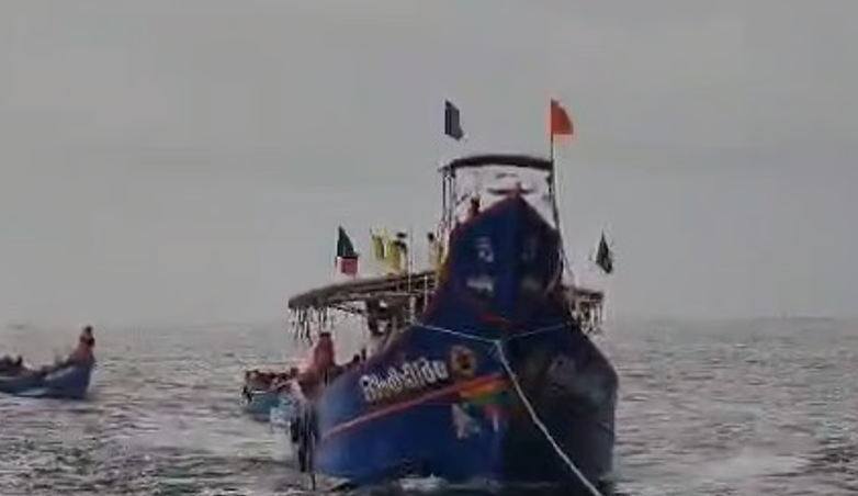 കടലിൽ കുടുങ്ങിയ 42 മത്സ്യത്തൊഴിലാളികളെ രക്ഷപ്പെടുത്തി; അഴീക്കലിൽ ഫിഷറീസ് വകുപ്പിന്റെ മിന്നൽ രക്ഷാപ്രവർത്തനം