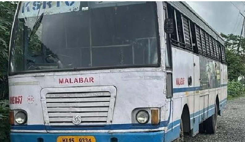 ഓടിക്കൊണ്ടിരിക്കെ പ്രിയദർശിനി ബസിന്റെ ടയർ പൊട്ടിത്തെറിച്ച് പ്ലാറ്റ്‌ഫോം തകർന്നു