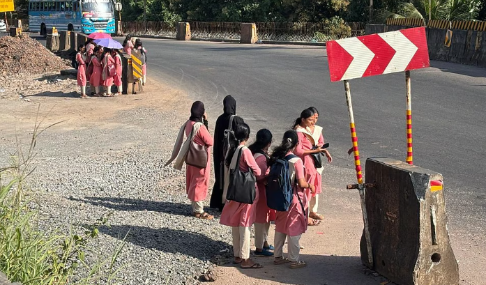 ചാലക്കുന്നിൽ ബസ് കാത്തിരിപ്പ് പൊരിവെയിലിൽ: വിദ്യാർഥികളും യാത്രക്കാരും ദുരിതത്തിൽ