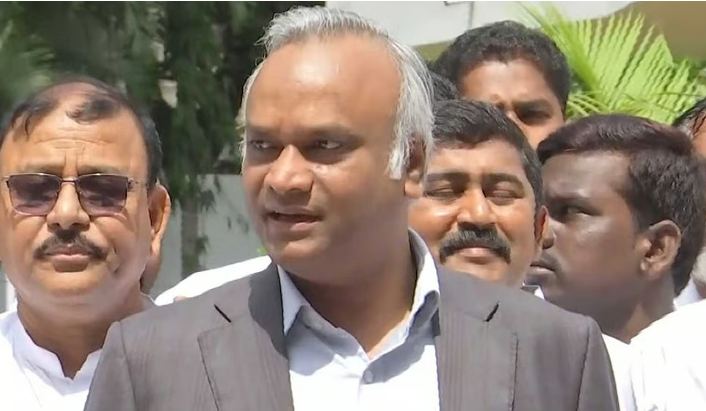 ‘നോക്കി വായിക്കാതെ മുഴുവൻ വരികളും പാടിയാൽ രാജി’: വന്ദേമാതരം വിവാദത്തിൽ ബിജെപി നേതാക്കളെ വെല്ലുവിളിച്ച് പ്രിയങ്ക് ഖാർഗെ