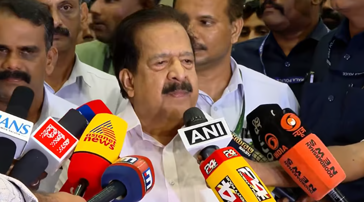 മെസി വിവാദം: എസ്.ഐ.ടിക്ക് പൂർണ സ്വാതന്ത്ര്യം, മാധ്യമസ്ഥാപനത്തിലെ റെയ്ഡിൽ നിയമലംഘനമില്ലെന്ന് ചെന്നിത്തല