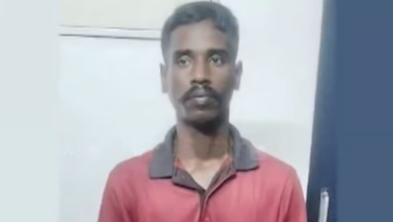കണ്ണൂർ: അതീവ സുരക്ഷാ മേഖലയായ ഏ​ഴി​മ​ല നാ​വി​ക അ​ക്കാ​ദ​മി​യി​ൽ വ്യാ​ജ രേ​ഖ​ക​ളു​മാ​യി ജോ​ലി ചെ​യ്ത ബം​ഗ്ലാ​ദേ​ശു​കാ​ര​ന്‍ പി​ടി​യി​ൽ. ഇ​ന്ത്യ​ൻ പൗ​ര​നെ​ന്ന് തെ​ളി​യി​ക്കു​ന്ന വ്യാ​ജ രേ​ഖ​കൾ ഇയാളിൽ നിന്നു പിടിച്ചെടുത്തു. വ്യാ​ജ ആ​ധാ​ർ കാ​ർ​ഡി​ൽ ബി​പ്ല​ബ് സോ​റ​ൻ (32) എ​ന്ന പേരാണ് രേ​ഖ​പ്പെ​ടു​ത്തി​യി​രി​ക്കു​ന്ന​ത്. ബം​ഗാ​ൾ മു​ർ​ഷി​ദാ​ബാ​ദ് പൊ​ലീ​സി​ന്‍റെ പേ​രി​ലു​ള്ള വ്യാ​ജ പൊ​ലീ​സ് ക്ലി​യ​റ​ൻ​സ് സ​ർ​ട്ടി​ഫി​ക്ക​റ്റും ഇ​യാ​ൾ ഹാ​ജ​രാ​ക്കി​യി​രു​ന്നു. ഒരു വർ‌ഷമായി നാവിക സേനയുടെ ലോൺട്രി വിഭാ​ഗത്തിൽ ജോലി ചെയ്യുകയായിരുന്നു ഇയാൾ  രഹസ്യാന്വേഷണ വിഭാഗം നൽകിയ വിവരത്തെ തുടർന്നാണ് പൊലീസ് ബം​ഗ്ലാദേശ് പൗരനെ പിടികൂടിയത്. ഇയാളെ വിശദമായി ചോദ്യം ചെയ്തതിന് ശേഷം കോടതിയിൽ ഹാജരാക്കും.