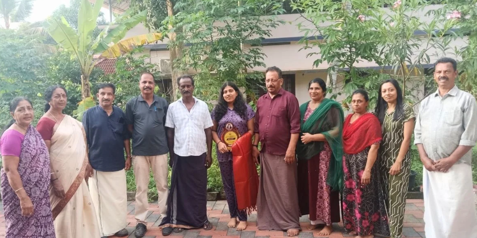 നീറ്റ് പരീക്ഷയിൽ ഉന്നത വിജയം നേടിയ അവനവഞ്ചേരി സ്വദേശിനിയ്ക്കു ആദരവ് നൽകി