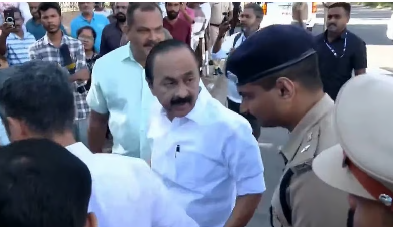 ‘കൂടുതല്‍ സുരക്ഷ വേണ്ട’; അകമ്പടി വാഹനം കൂട്ടിയതില്‍ ഡിസിപിയെ ശാസിച്ച് മുഖ്യമന്ത്രി