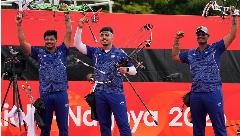 ഗെയിംസിൽ ഇന്ത്യയുടെ സ്വർണക്കുതിപ്പ്, അമ്പെയ്ത്തിൽ ഹാട്രിക്; ഷൂട്ടിങ് മിക്സഡ് ഇനത്തിൽ ഏഷ്യൻ റെക്കോർഡ്