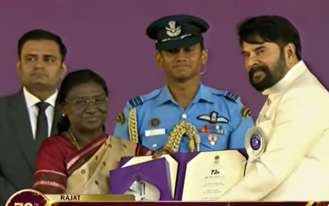 മലയാളത്തിന്റെ സ്വന്തം മമ്മൂട്ടി; ദേശീയ പുരസ്കാരം ഏറ്റുവാങ്ങി നടൻ