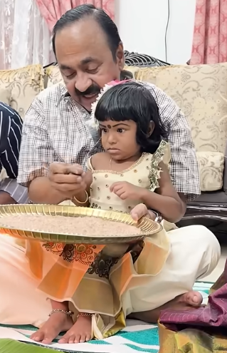 ക്ലിഫ് ഹൌസിൽ 4 കുരുന്നുകൾക്ക് മുഖ്യമന്ത്രി ആദ്യാക്ഷരം കുറിചു
