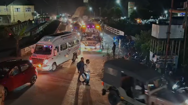 പൂജാ അവധി തിരക്കിൽ വീർപ്പുമുട്ടി മൂന്നാർ: ആംബുലൻസുകൾ പോലും കുടുങ്ങി