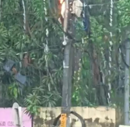 ആറ്റിങ്ങലിൽ ശക്തമായ ഇടിമിന്നലേറ്റ് വൈദ്യുത പോസ്റ്റിന് തീപിടിച്ചു