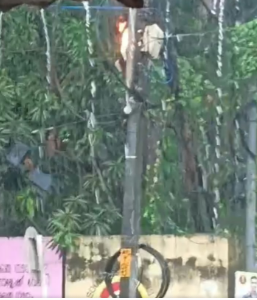 ആറ്റിങ്ങലിൽ ശക്തമായ ഇടിമിന്നലേറ്റ് വൈദ്യുത പോസ്റ്റിന് തീപിടിച്ചു